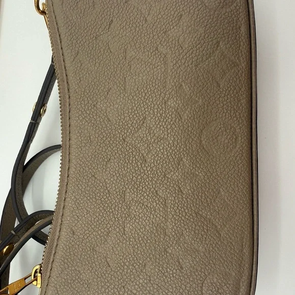 Louis Vuitton Easy Pouch on Strap in Turtle Dove - Picture 10 of 17